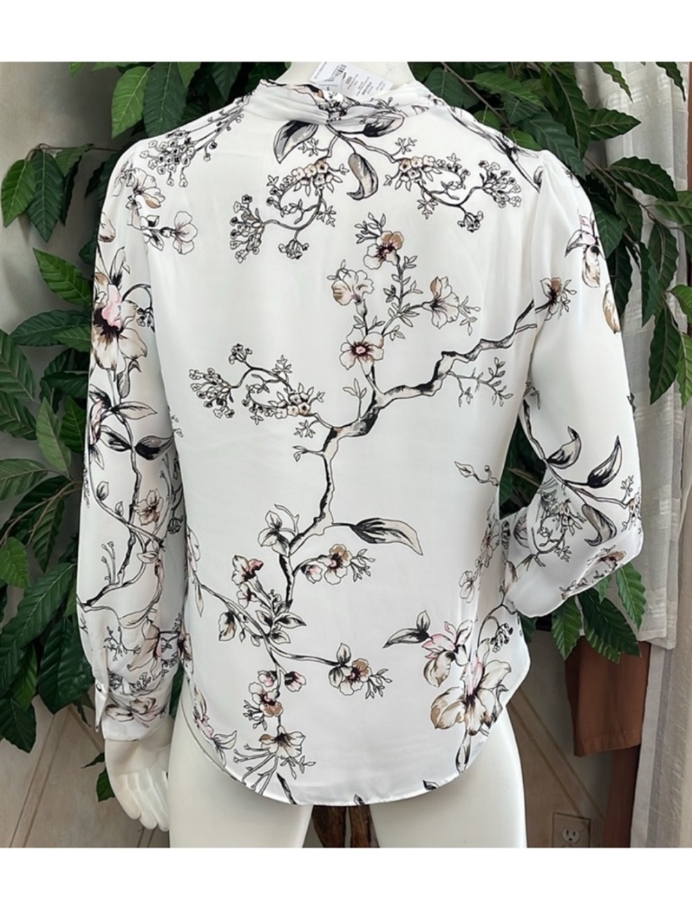 WHBM FLORAL PRINT V-NECK BLOUSE - Picture 9 of 10